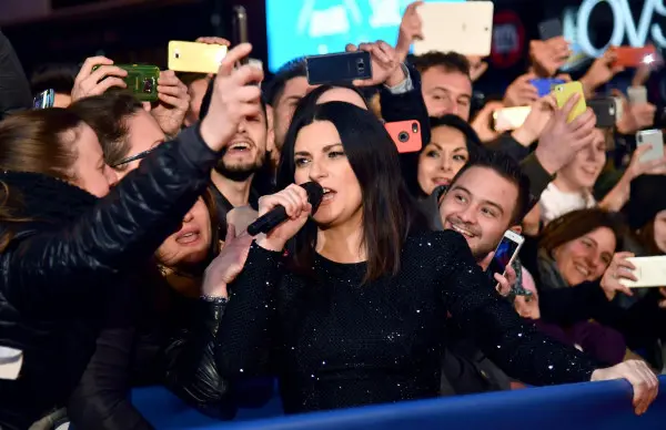 Laura Pausini a Sanremo si esibisce anche fuori dall'Ariston
