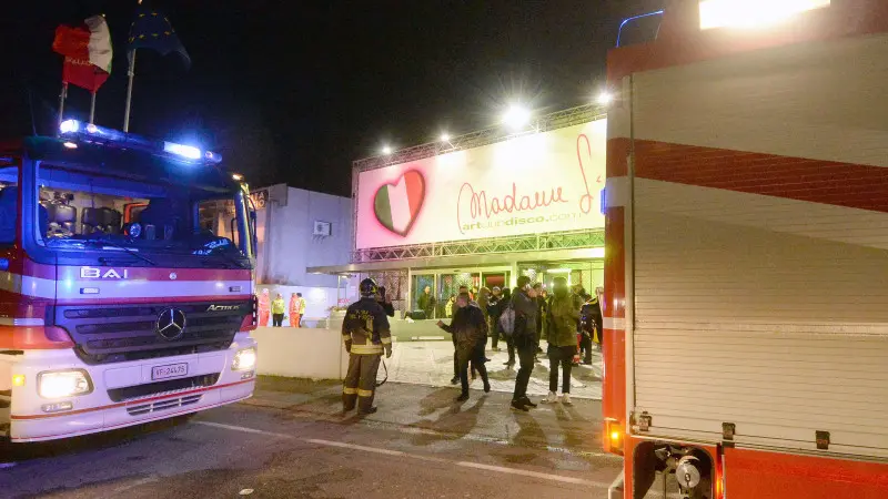 Incendio e inferno di fumo all'Art, evacuati in 700