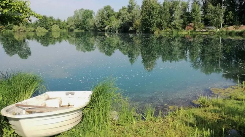 Il laghetto. Lo specchio d’acqua ha una circonferenza di un chilometro