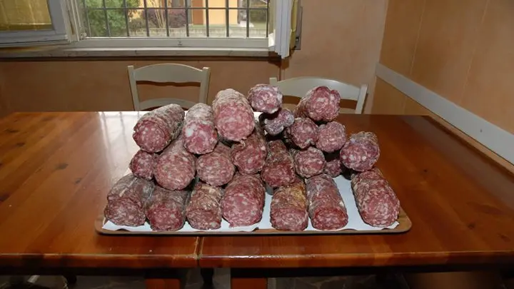 Salami pronti all'assaggio