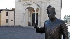 La statua di Don Camillo-Fernandel davanti alla chiesa di Brescello - Foto Ansa © www.giornaledibrescia.it