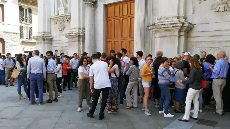 Folla fuori da San Barnaba per Samantha Cristoforetti - © www.giornaledibrescia.it
