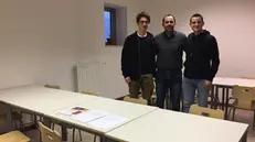 Nell'aula due studenti che hanno promosso il progetto e, al centro, l'assessore Salvini