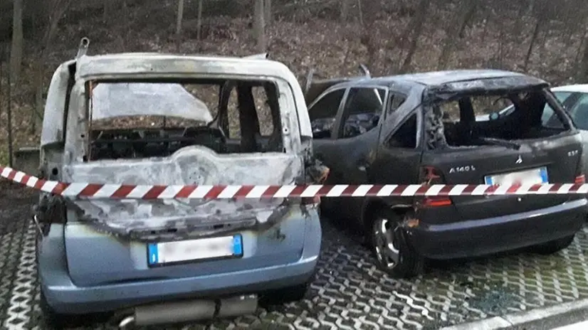 Le due auto distrutte dalle fiamme a Desenzano - © www.giornaledibrescia.it