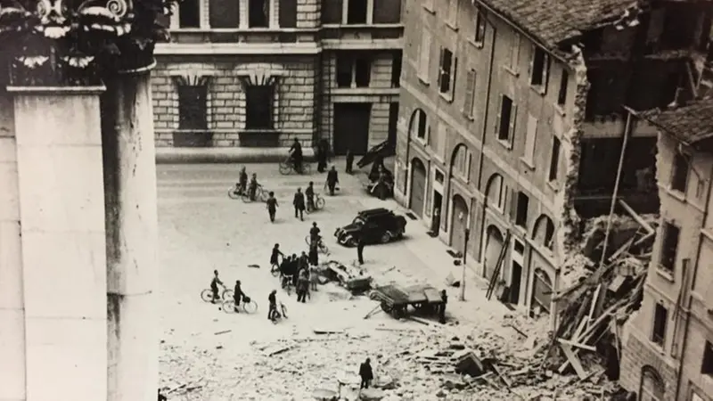 Dopo i raid del luglio 1944, gli effetti delle bombe cadute in quella che allora si chiamava piazza Duomo - Archivio Centro Studi Rsi