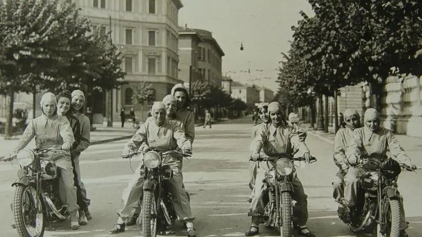 Staffette di vigilanza. Pattuglie in moto della Protezione antiaerea - Foto ASBs