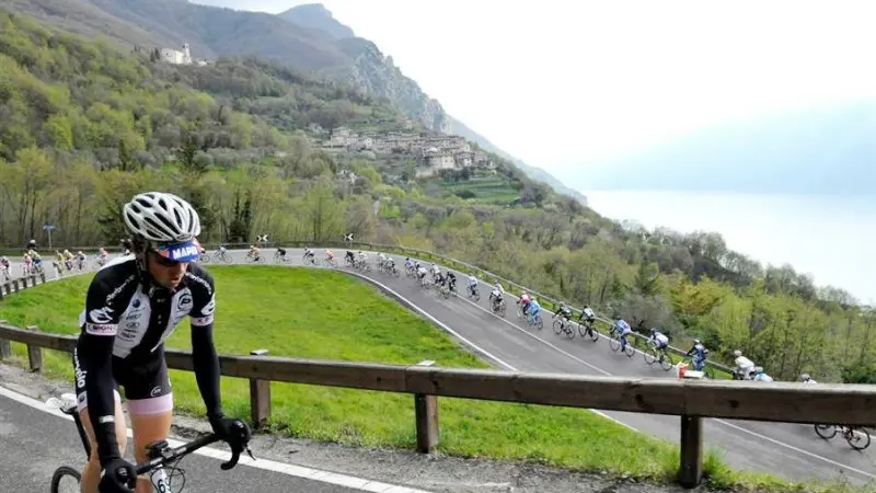 Un passaggio spettacolare del Giro dei Tre Laghi (archivio) - © www.giornaledibrescia.it