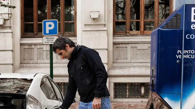 La spina. Un’auto elettrica posteggiata per la  ricarica