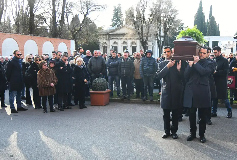 Folla ai funerali di Roberto Clerici