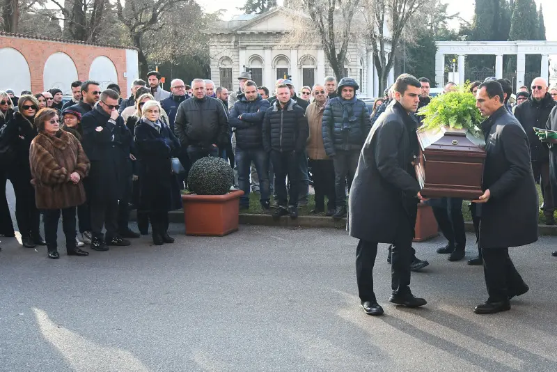Folla ai funerali di Roberto Clerici