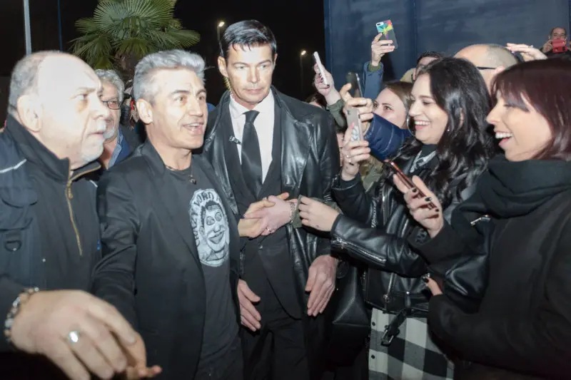 Ligabue saluta i fan al cinema di via Sorbanella in città