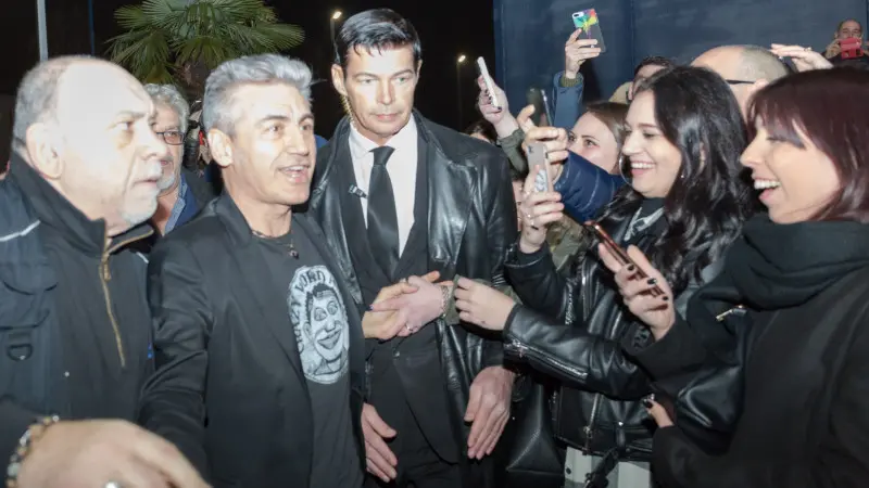 Ligabue saluta i fan al cinema di via Sorbanella in città