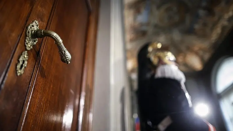 La porta della Loggia d'Onore durante le consultazioni al Quirinale - Foto Ansa/Riccardo Antimiani