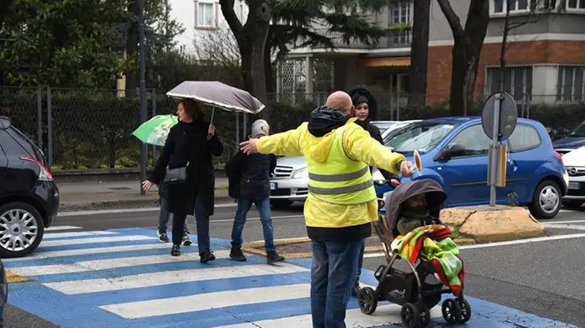 Genitori-vigili in via Diaz