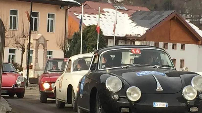 Le bellezze d'epoca in marcia verso Vadena