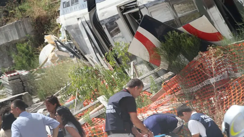 Treno deragliato, i soccorritori al lavoro