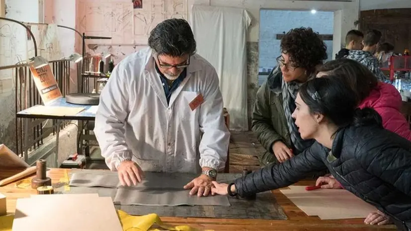 I ragazzi al lavoro a Padernello, durante il progetto «Oltre il borgo»