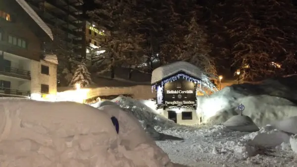 Alcune immagini della neve caduta ieri a Cervinia