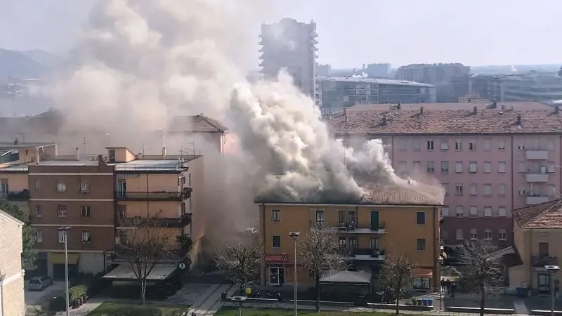 Palazzo in fiamme a Brescia Due