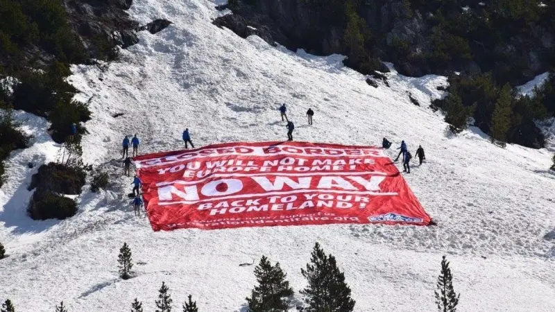 Lo striscione della discordia: militanti di estrema destra sul Colle della Scala - Foto Ansa © www.giornaledibrescia.it