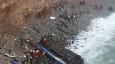 Bus precipita dalla scogliera, 48 morti in Perù