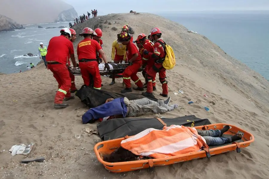 Bus precipita dalla scogliera, 48 morti in Perù