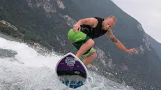 Nel wakesurf gli atleti sfruttano le onde  dei motoscafi