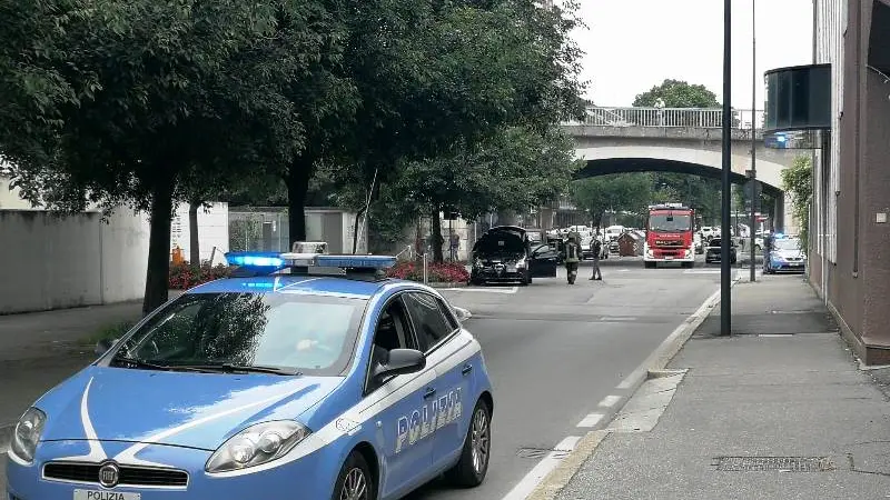 Volanti della Polizia e un mezzo dei Vigili del Fuoco durante le verifiche fuori dal Palagiustizia - © www.giornaledibrescia.it