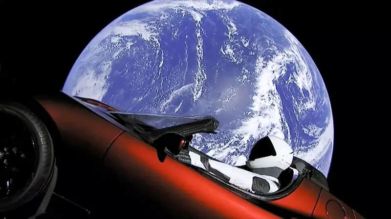 La Tesla con il fantoccio astronauta verso Marte