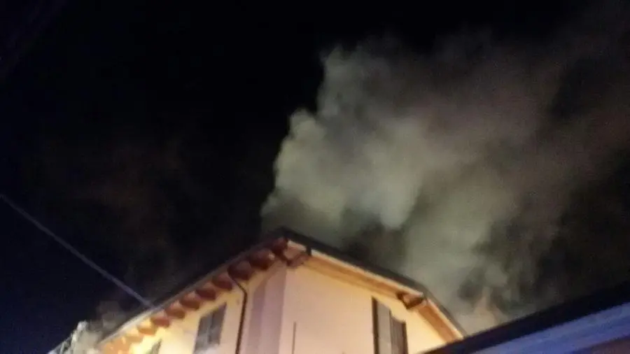 Il tetto in fiamme in via Verdi a Bovezzo