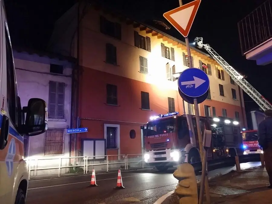 Il tetto in fiamme in via Verdi a Bovezzo