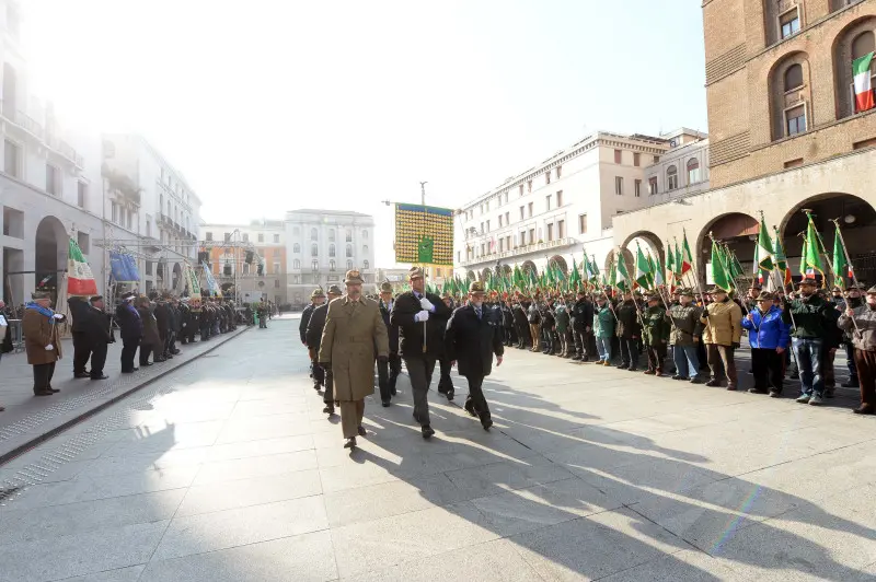 75° di Nikolajewka, folla di penne nere in piazza Vittoria