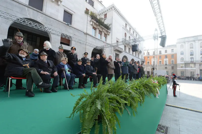 75° di Nikolajewka, folla di penne nere in piazza Vittoria