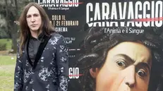 In tv. Manuel Agnelli davanti alla locandina di «Caravaggio»