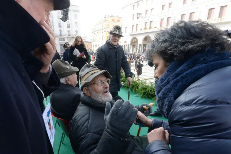 75° di Nikolajewka, folla di penne nere in piazza Vittoria