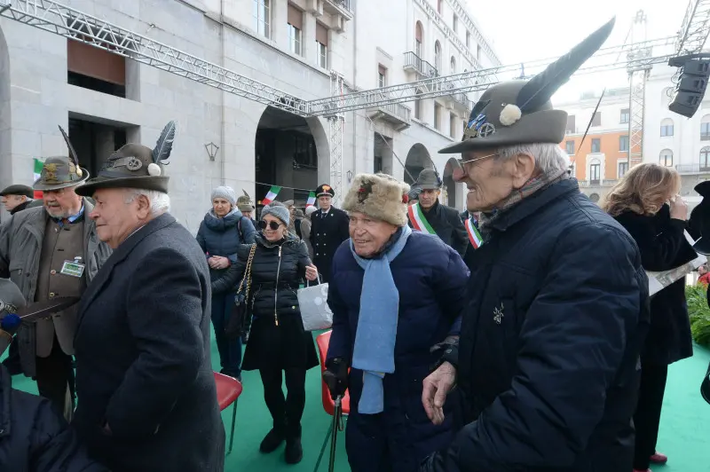 75° di Nikolajewka, folla di penne nere in piazza Vittoria