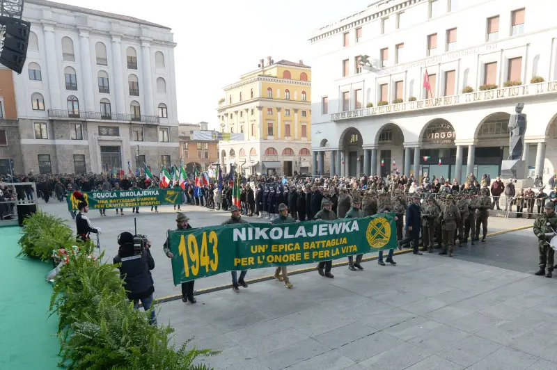 75° di Nikolajewka, folla di penne nere in piazza Vittoria