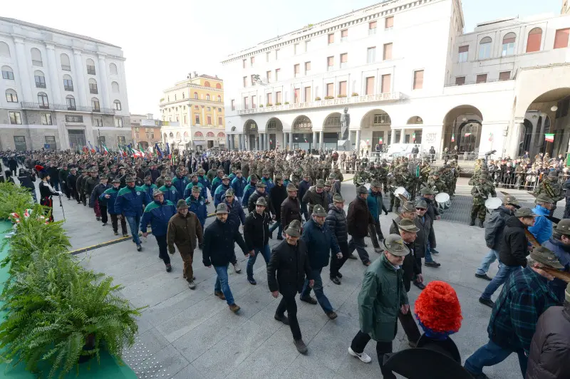 75° di Nikolajewka, folla di penne nere in piazza Vittoria
