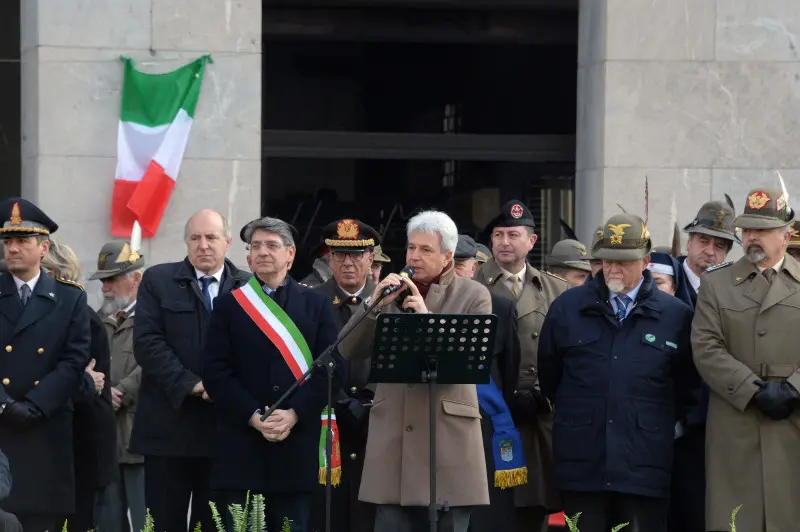 75° di Nikolajewka, folla di penne nere in piazza Vittoria