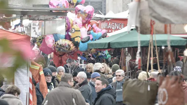 San Faustino: calca tra le bancarelle già di prima mattina