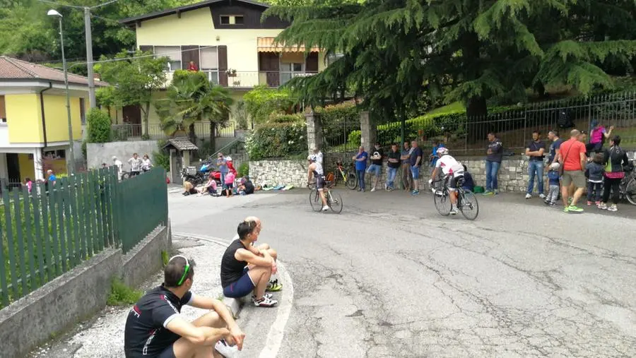 Appassionati appostati per il Giro d'Italia