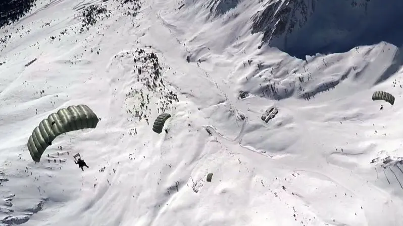 Paracadutisti incursori del Col. Moschin durante il lancio in Tonale