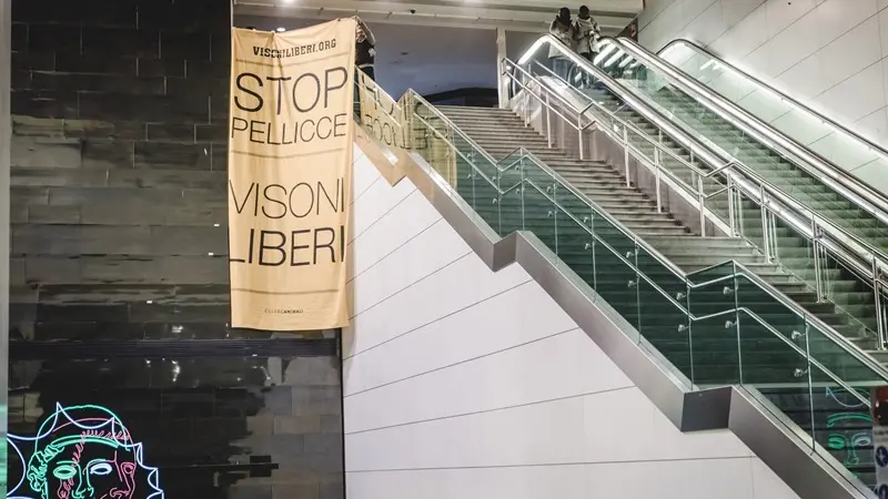 Blitz degli animalisti in metrò