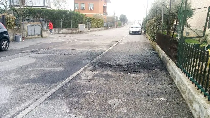 Provaglio d'Iseo, auto distrutta dalle fiamme