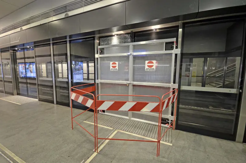 Stazione metro S. Faustino, la porta di banchina andata in frantumi