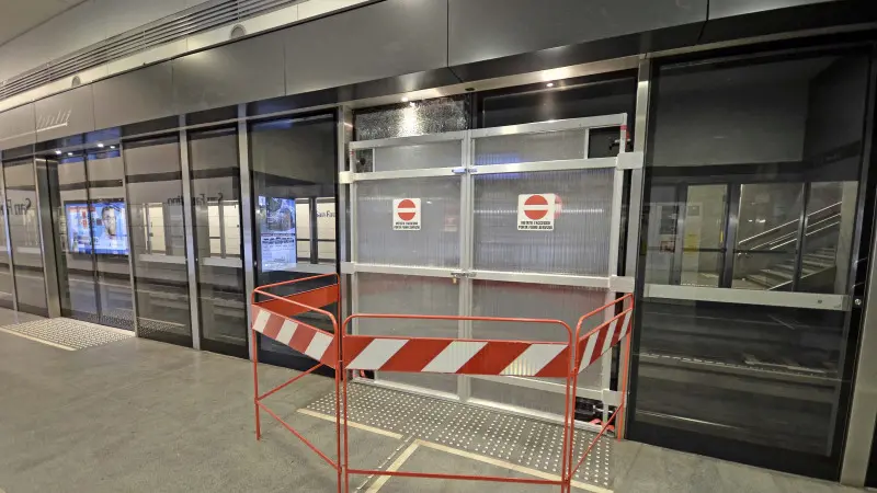 Stazione metro S. Faustino, la porta di banchina andata in frantumi