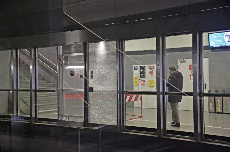 Stazione metro S. Faustino, la porta di banchina andata in frantumi