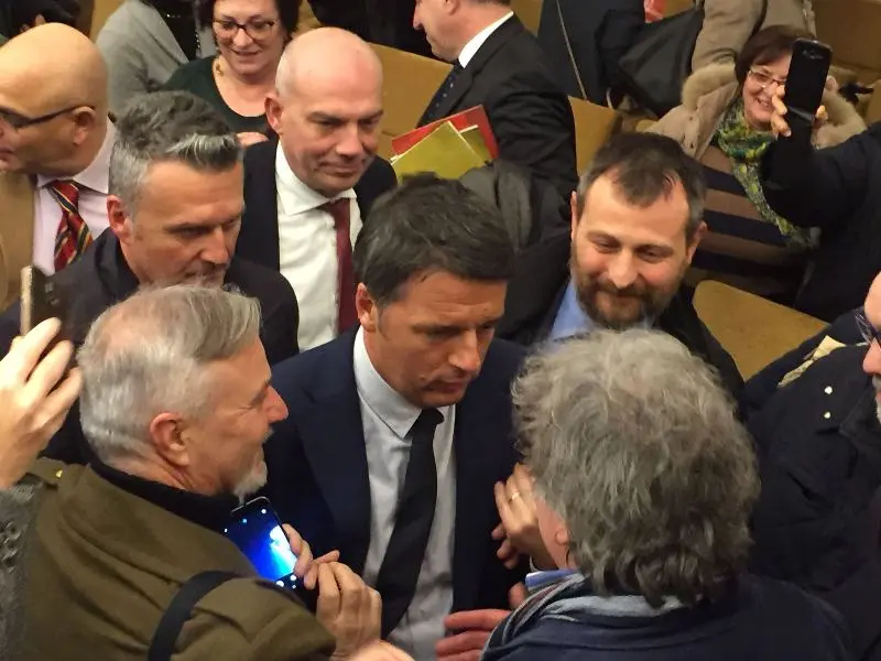Matteo Renzi durante l'incontro in Camera di Commercio