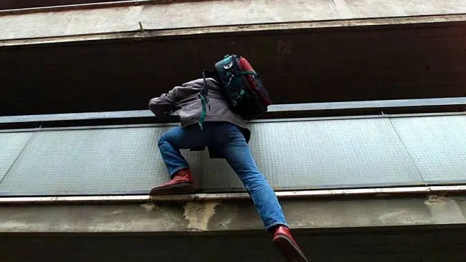 L'uomo si era arrampicato sulla grondaia