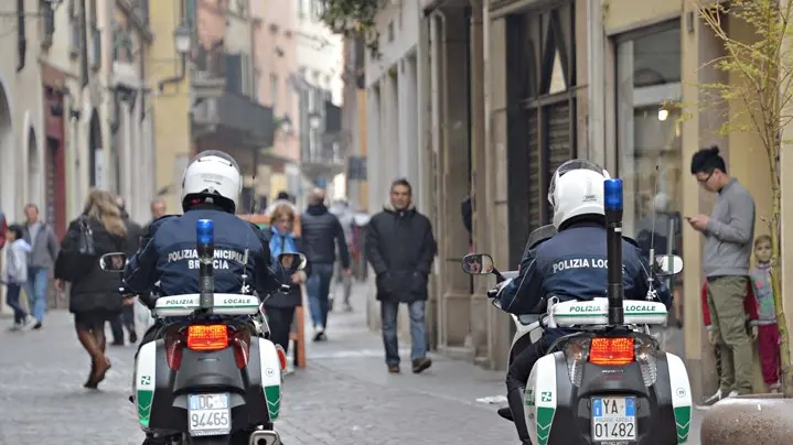 Due agenti della Locale in città (archivio)